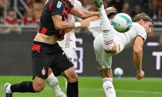 B体育体育电竞-AC米兰爆冷战胜曼联，领先优势扩大的简单介绍