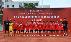 B体育体育培训-足球赛中，女队员们表现出色