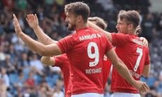 B体育体育在线-汉诺威球队备战关键战役，士气高涨