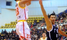 B体育体育课程-外线球员远投接连命中，为球队贡献