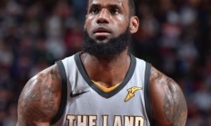 B体育体育官网app-骑士队大将受伤仍坚守战线，力挽狂澜带领球队逆转胜利的简单介绍