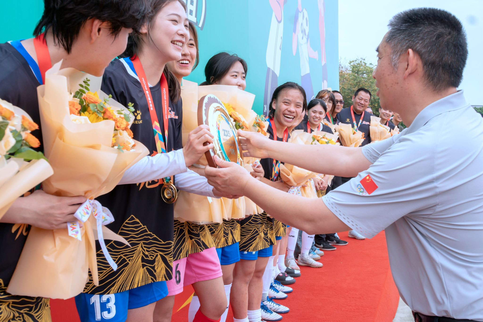 女子足球赛中，中国队斩获胜利进入下一轮的简单介绍