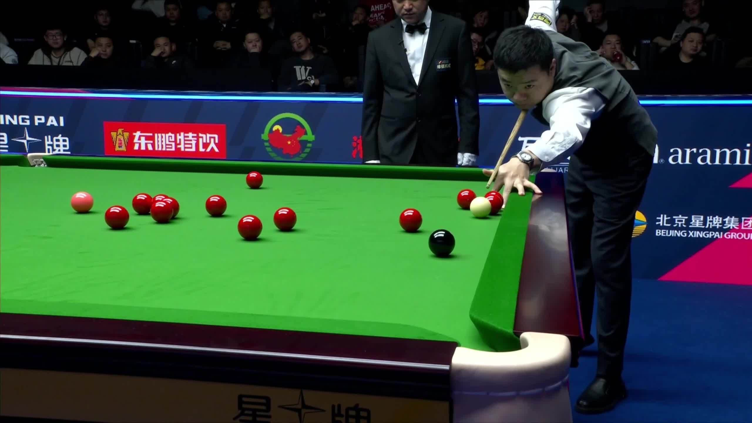 球员们各怀绝技，精彩表演连连