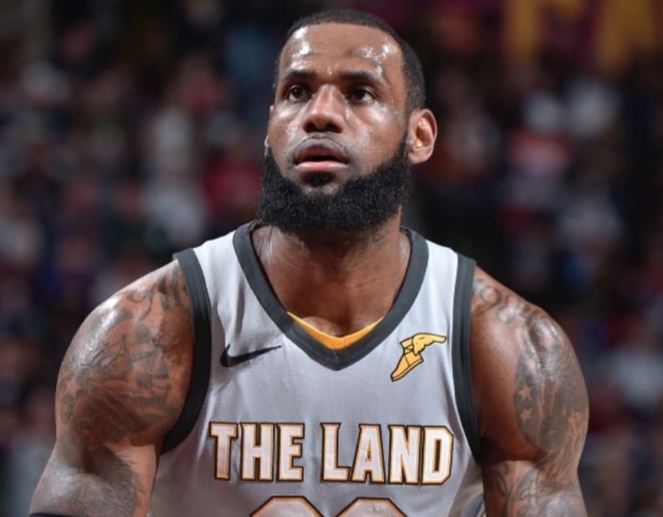 骑士队大将受伤仍坚守战线，力挽狂澜带领球队逆转胜利的简单介绍