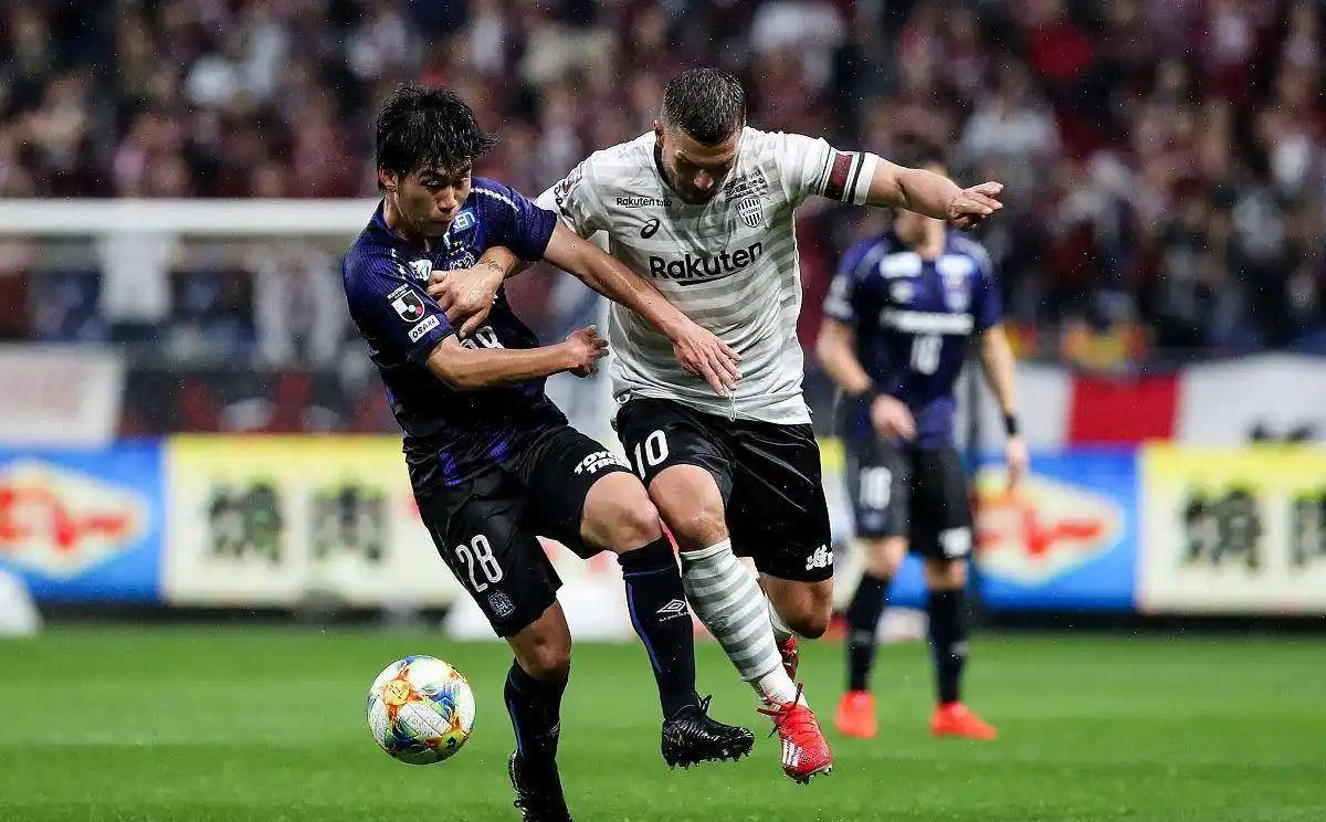 卡尔斯鲁厄门将表现出色，帮助球队保持不败