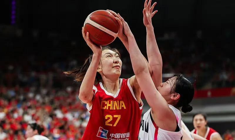 包含篮球女子半决赛选手针尖对麦芒的词条