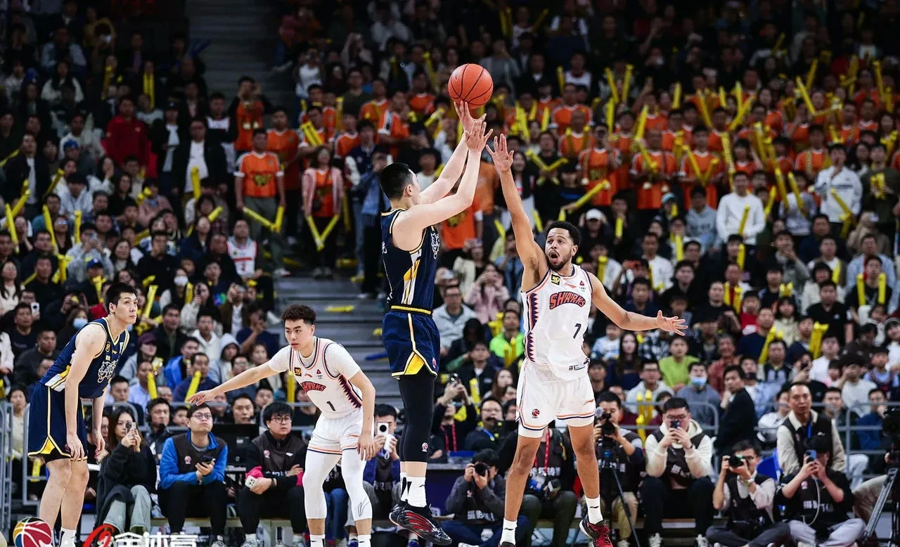 广东男篮在主场击败江苏队，豪取胜利