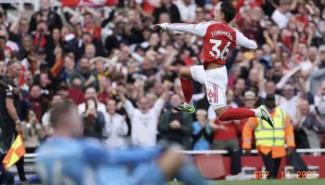 关于热刺前锋梅开二度兑现诺言，赢得球迷掌声的信息