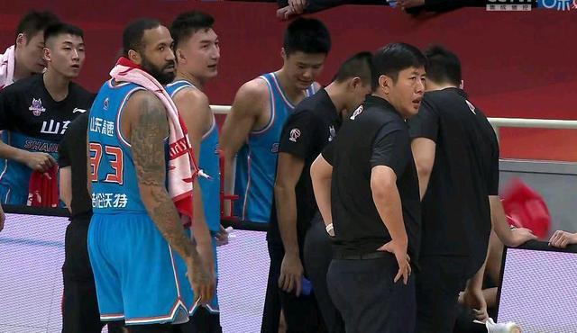 重庆队在惊心动魄比赛中击败对手