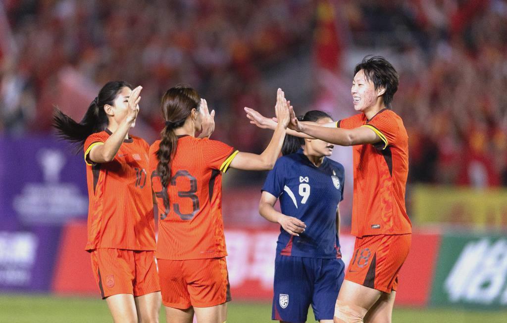 女足比赛中球员协作默契，获得胜利